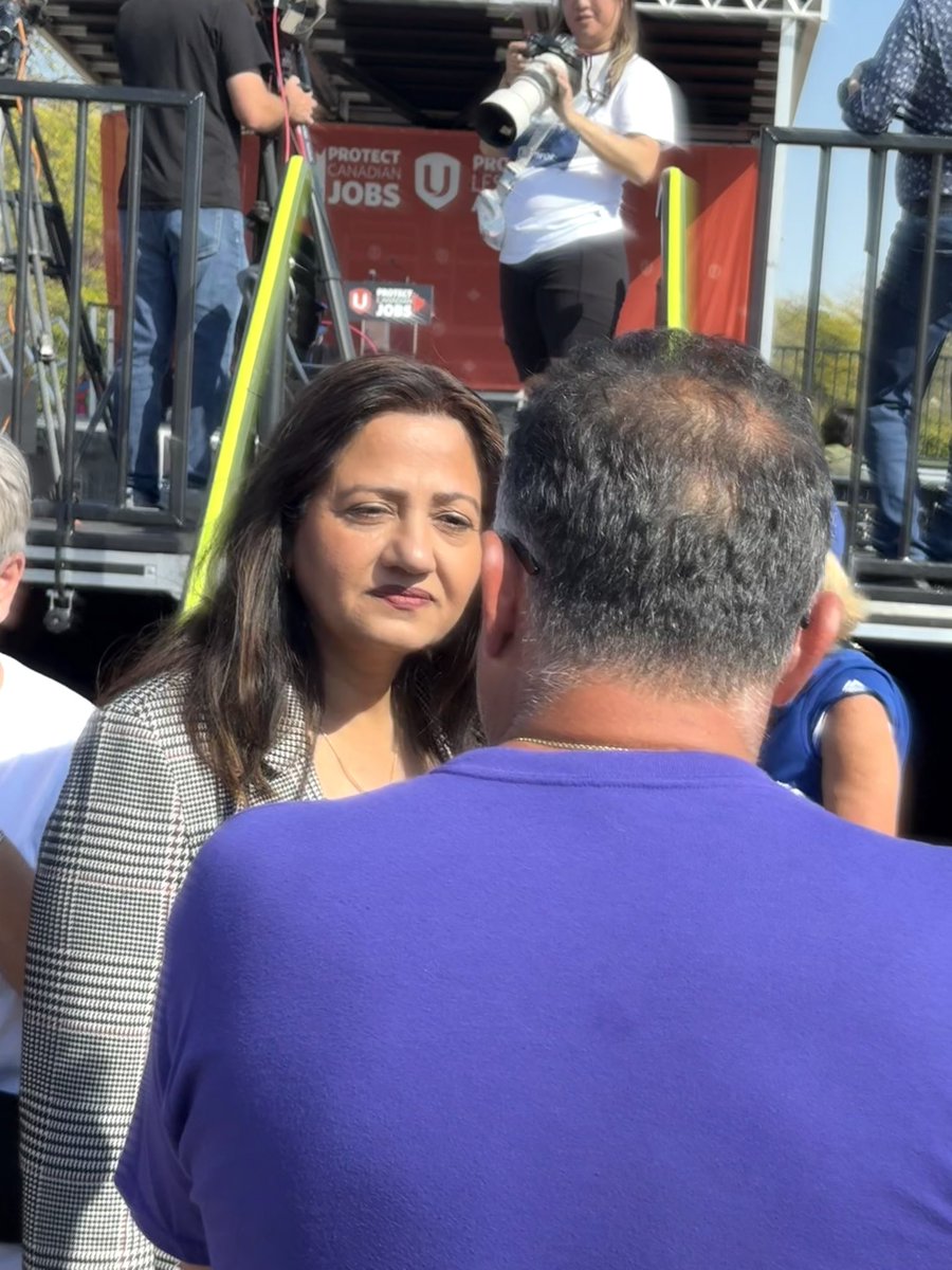 SoniaLiberal's tweet image. Today, I joined Unifor’s “Protect Canadian Jobs” Rally at Stellantis Brampton and proud to stand with the workers driving Canada’s auto sector.

We’re investing in Canadian industries, building a resilient economy, and keeping good jobs in Canada. 🇨🇦 #SupportWorkers