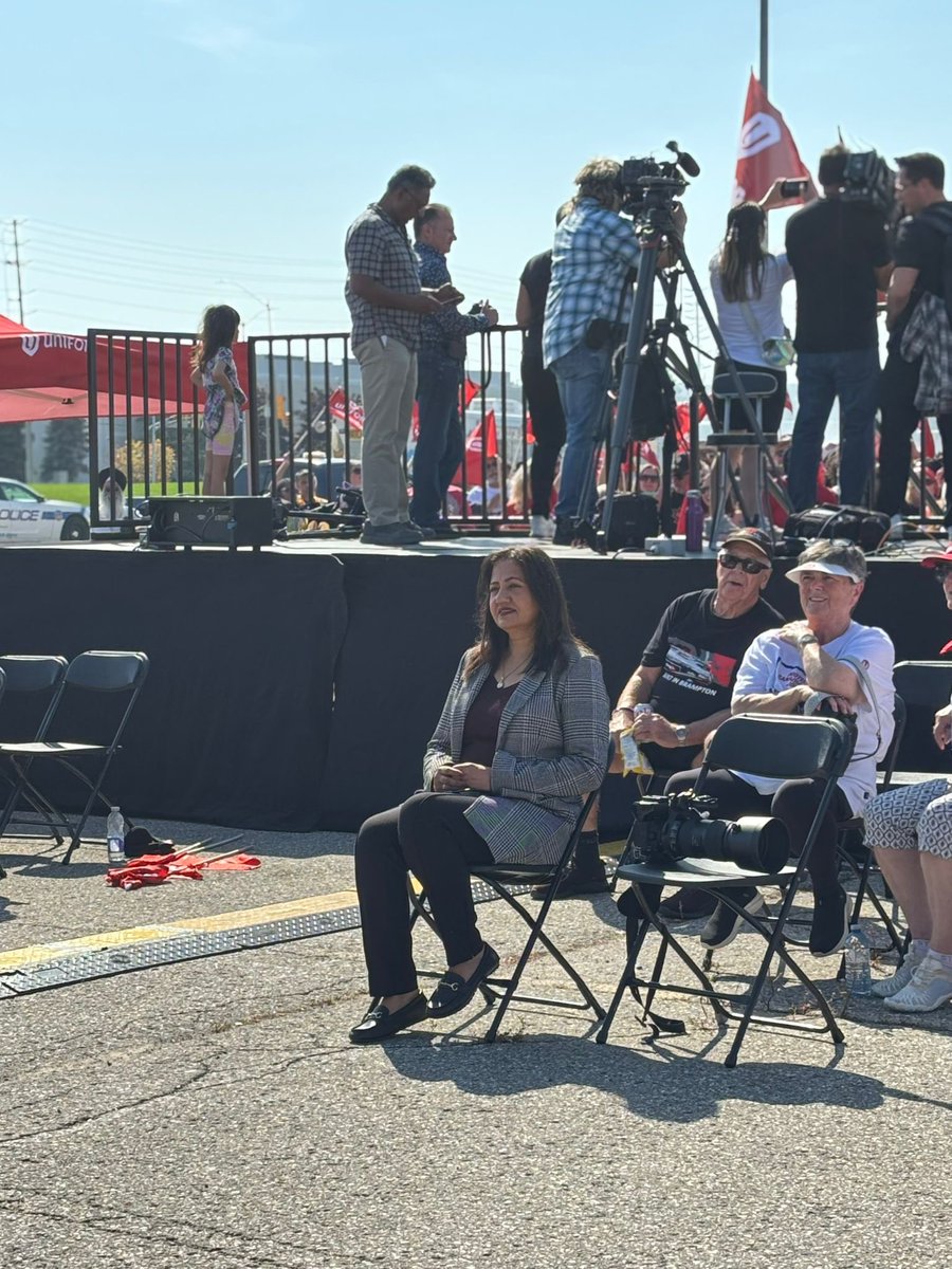 SoniaLiberal's tweet image. Today, I joined Unifor’s “Protect Canadian Jobs” Rally at Stellantis Brampton and proud to stand with the workers driving Canada’s auto sector.

We’re investing in Canadian industries, building a resilient economy, and keeping good jobs in Canada. 🇨🇦 #SupportWorkers