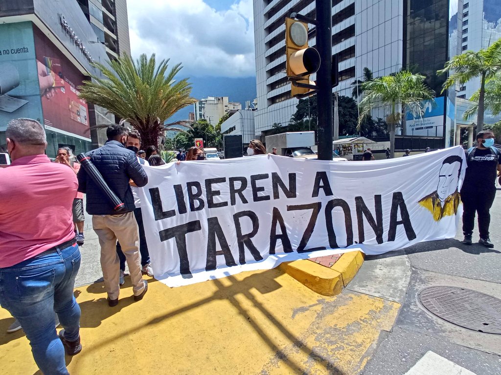 ¡1555 días!
De nuestra detención arbitraria y privación ilegítima de la libertad.
Mi Hno. Javier Tarazona Dir. de <a href="/FundaREDES_/">FundaREDES</a> sigue detenido cumpliendo una sentencia anticipada sin cometer delitos. 
Exigimos sea puesto de inmediato en libertad.
#LiberenAJavierTarazona 
#4Octubre