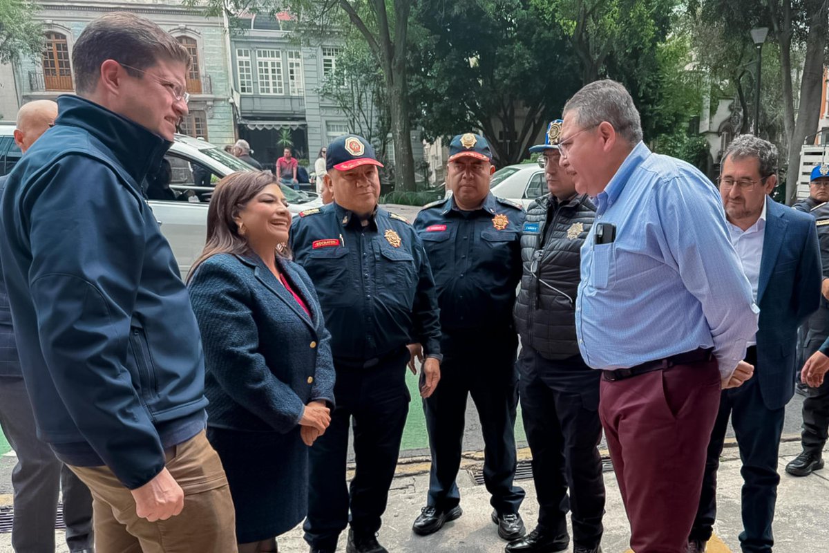 Clara Brugada Molina (@clarabrugadam) on Twitter photo En compañía de los secretarios <a href="/PabloVazC/">Pablo Vázquez Camacho</a> de <a href="/SSC_CDMX/">SSC CDMX</a>, <a href="/craviotocesar/">César Cravioto</a> de <a href="/SeGobCDMX/">SEGOB CDMX</a> y <a href="/guerrerochipres/">Dr. Salvador Guerrero Chiprés</a> de <a href="/C5_CDMX/">C5 CDMX</a> visitamos a las y los policías lesionados durante la manifestación del 2 de octubre. Reiteré mi reconocimiento a su valentía y compromiso, y confirmé que cuentan En compañía de los secretarios <a href="/PabloVazC/">Pablo Vázquez Camacho</a> de <a href="/SSC_CDMX/">SSC CDMX</a>, <a href="/craviotocesar/">César Cravioto</a> de <a href="/SeGobCDMX/">SEGOB CDMX</a> y <a href="/guerrerochipres/">Dr. Salvador Guerrero Chiprés</a> de <a href="/C5_CDMX/">C5 CDMX</a> visitamos a las y los policías lesionados durante la manifestación del 2 de octubre. Reiteré mi reconocimiento a su valentía y compromiso, y confirmé que cuentan