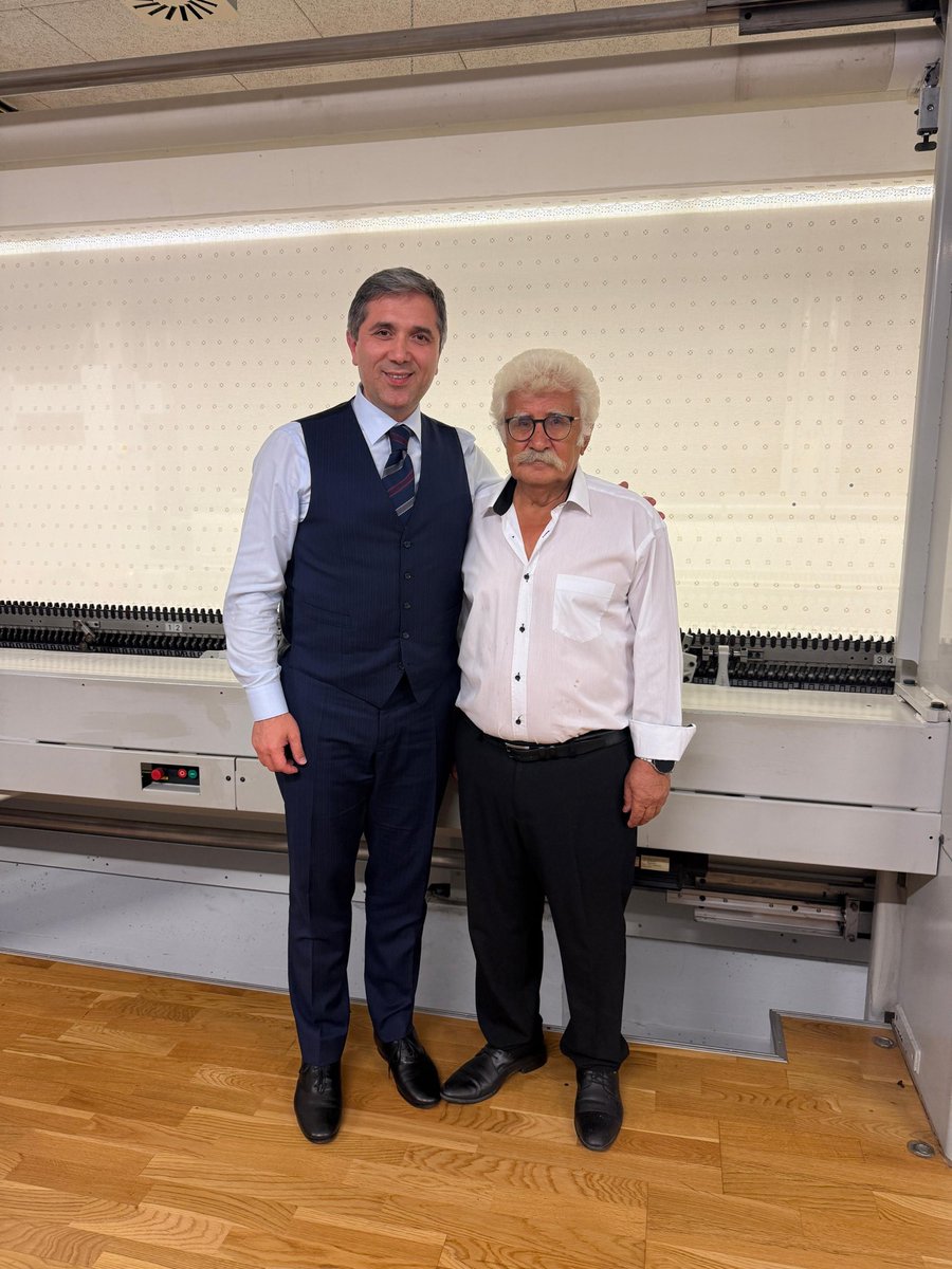 SirakayaZafer's tweet photo. 📍Avusturya 

İş Gücü anlaşmalarının ardından yurt dışına giden büyüklerimizin ellerinden hürmetle öpüyor; bizlere bıraktıkları değerleri gelecek nesillerimize aktarmayı kendimize görev biliyoruz. 

Avusturya ziyaretimizde Anadolu nezaketi ve misafirperverliği bizleri ağırlayan Denizli Tavas’lı Osman Gebeşce abimize ve ailesine yürekten teşekkür ediyorum.