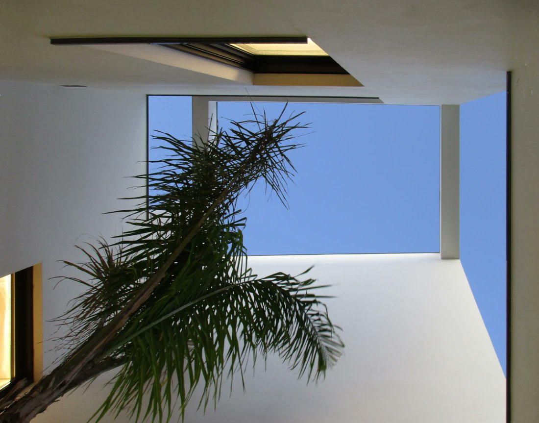 ProjectosUtopia's tweet image. Há 4 500 anos no Vale do Indo (Paquistão) apareciam as primeiras casas com pátio. Depois egípcios, gregos, romanos... adaptaram-na. Em 2025 adaptámo-lo também, colocando o pátio com dois pisos e na fachada. Continua a funcionar!
#casas geminadas em Gaia.