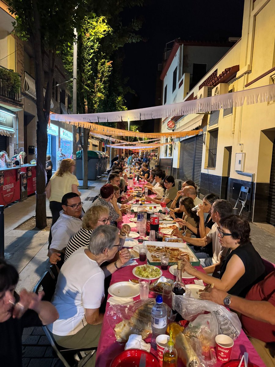MireiaG_S's tweet photo. Nit de dissabte amb botiguers, botigueres i veïnat del carrer Sant Jeroni, celebrant amb motiu del Dia de Sant Jeroni un sopar popular que enforteix el teixit comercial i social del barri.

#SantaColoma #ComerçLocal https://t.co/L7lkY7IpG5