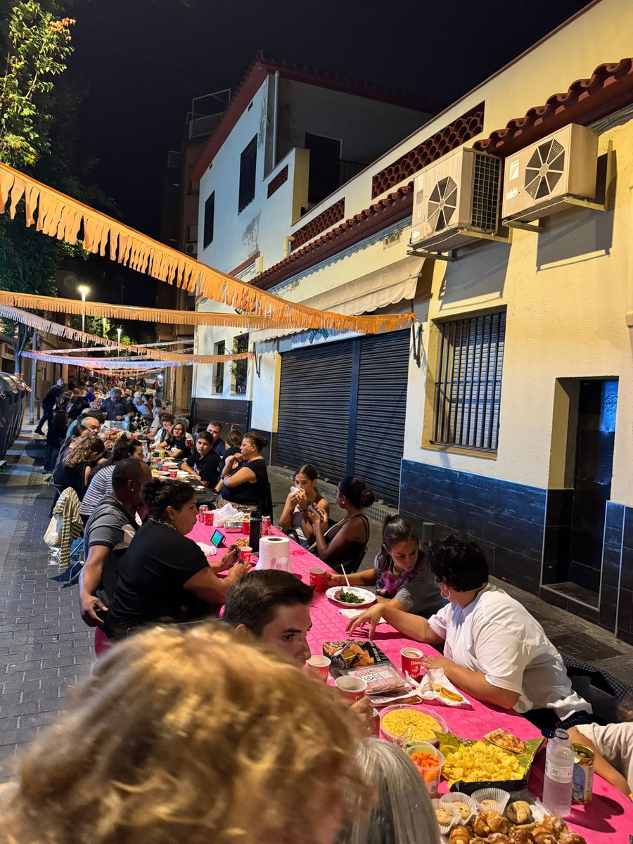 MireiaG_S's tweet photo. Nit de dissabte amb botiguers, botigueres i veïnat del carrer Sant Jeroni, celebrant amb motiu del Dia de Sant Jeroni un sopar popular que enforteix el teixit comercial i social del barri.

#SantaColoma #ComerçLocal https://t.co/L7lkY7IpG5