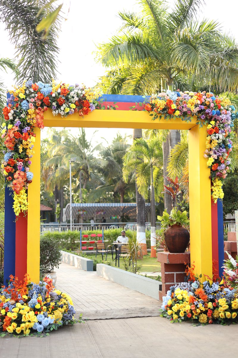 DivineCatchers's tweet image. “Carnival thrills and laughter spills!”

#divinecathersdecor #artfulcelebration #weddingdesigner #weddingceremony #decor #design #craftedbytdc #tdc #thedivinecatchers
#weddingvibes #decorasthetic
#colorfulldecor #FestivalOfColors #LuxuryFlowers #luxuryweddings #weddingtablescape