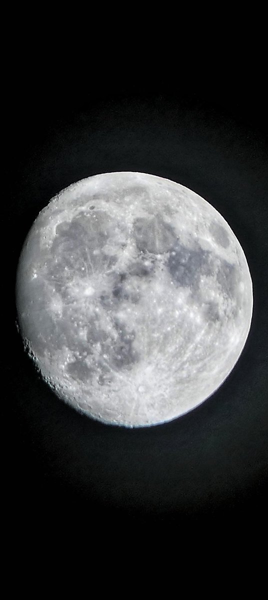 ¡Siempre brillante y maravillosa! Esta noche (04/10/2025), coincidiendo con el Día Internacional de Observación de la #Luna, nuestro satélite natural al detalle, mostrando casi un 90% de iluminación. Alcanzará su fase llena el próximo martes 7 de octubre. Imagen: <a href="/Jdsarrion/">Juanda17</a>.