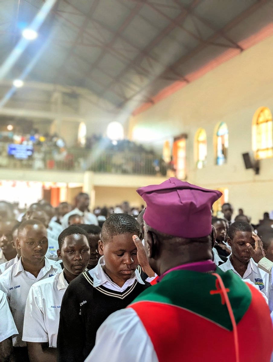 LuziraSecSch's tweet image. ✨ S.4 Candidates Dedication Service – 2025 ✨
The Rt. Rev. Dr. James Bukomeko Salongo, Bishop #MityanaDiocese, who in his sermon reminded us that “there’s no testimony without a test.”
 600+ students were dedicated 
#LuziraSS #DedicationService #S4Candidates #ExcellenceWeEndure