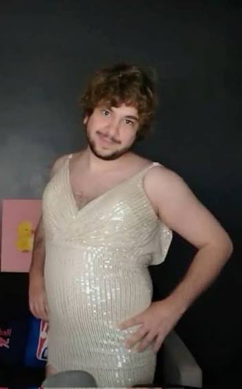 Eu ontem simplesmente olhei pra um cara e falei CRLH TU PARECE O BRINO e ele QUEM E BRINO? abri meu celular mostrei foto e tudo 

Ps; era ele e eu tava bebado kkk agora sabe Deus o que ele tá fazendo em Manaus