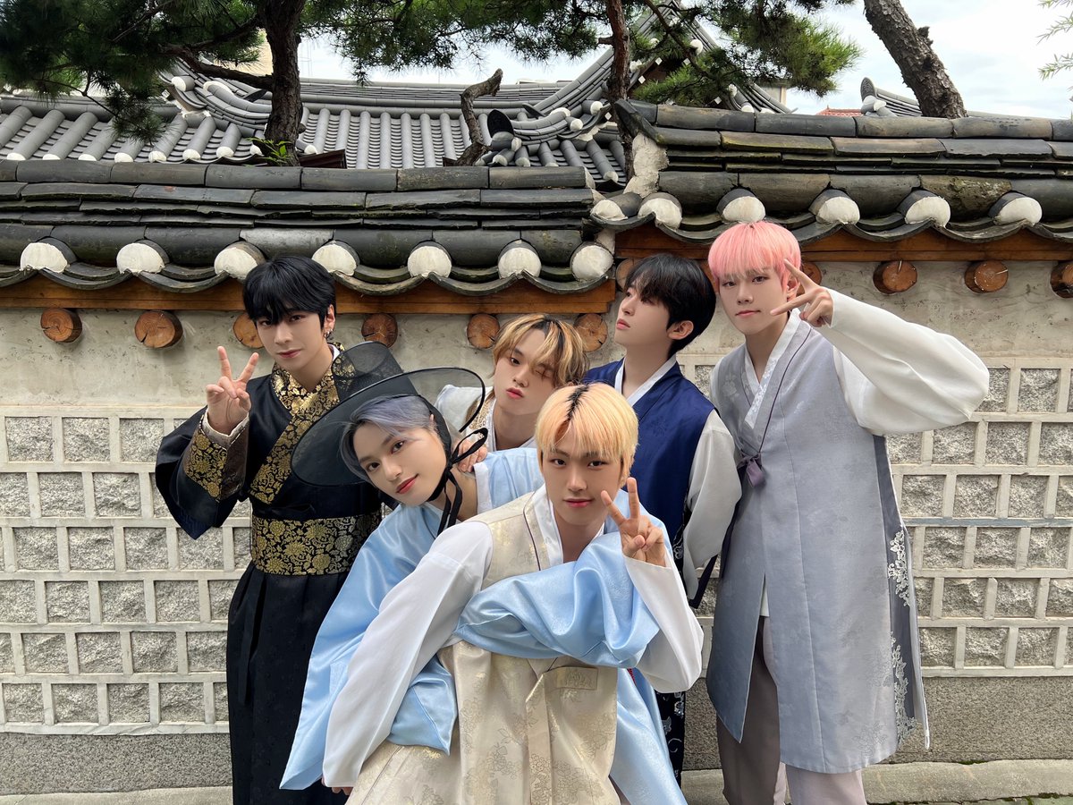 [📷]

세이브 연휴 잘 보내고 계시나요?
풍요로운 한가위를 맞아 엔둥이들의 한복 사진을 공개합니다🌝

#NCV #NCHIVE #엔카이브