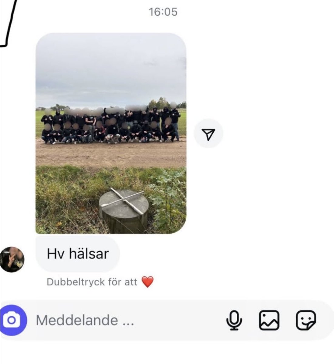 Dessa 25 från Jönköping som blivit diagnostiserade med psykos där de tror att de är huliganer. Dom hälsade idag i insta dm från deras poliseskorterade buss.