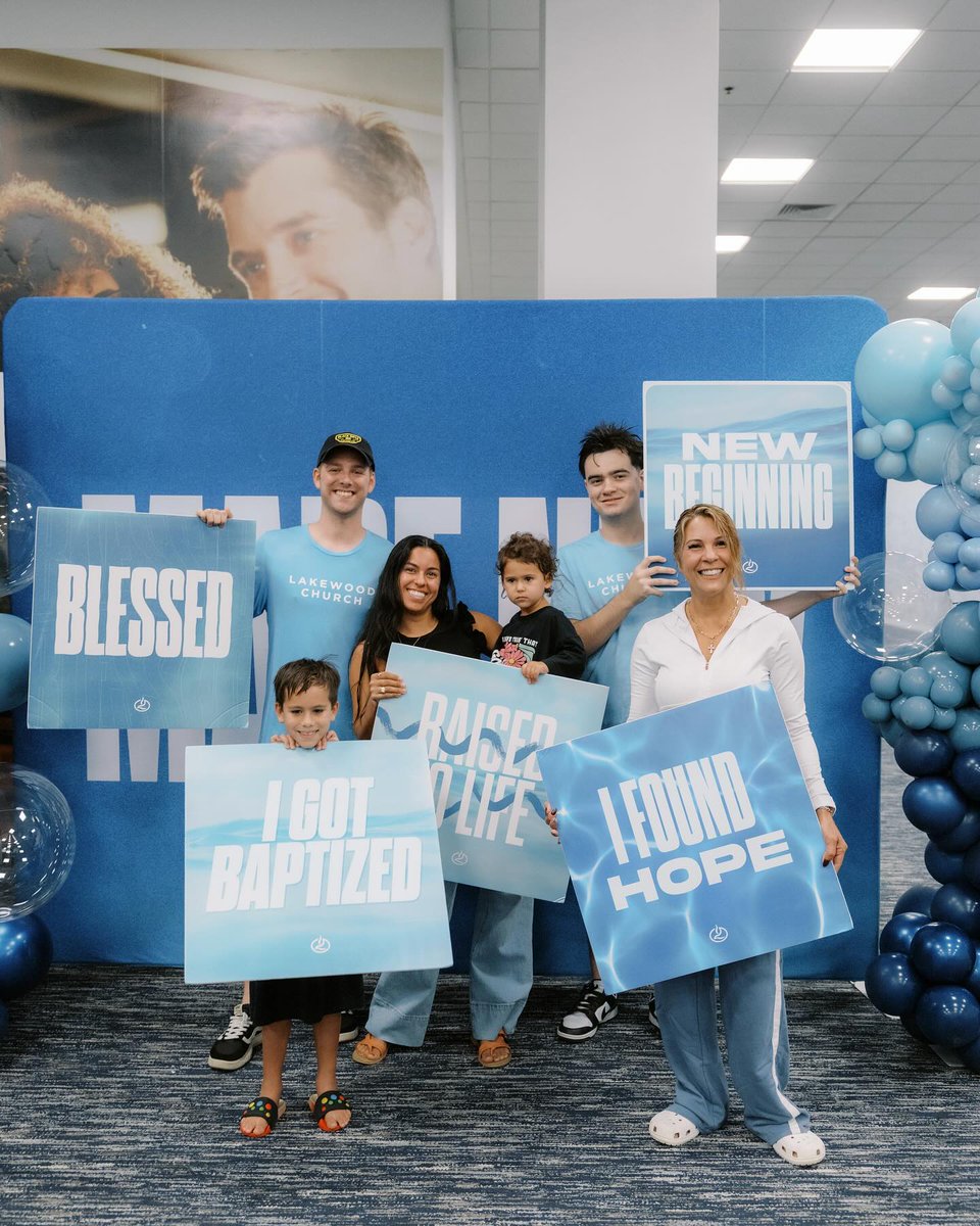 lakewoodchurch's tweet photo. Nothing but JOY as we celebrated over a thousand lives made new through baptism!
 
Their public declaration of faith is a beautiful reminder of our newfound hope in Jesus ❤️
__
 
¡Qué alegría tan grande celebrar a más de mil vidas transformadas por el bautismo!
 
Su declaración pública de fe es un hermoso recordatorio de nuestra nueva esperanza en Jesús ❤️