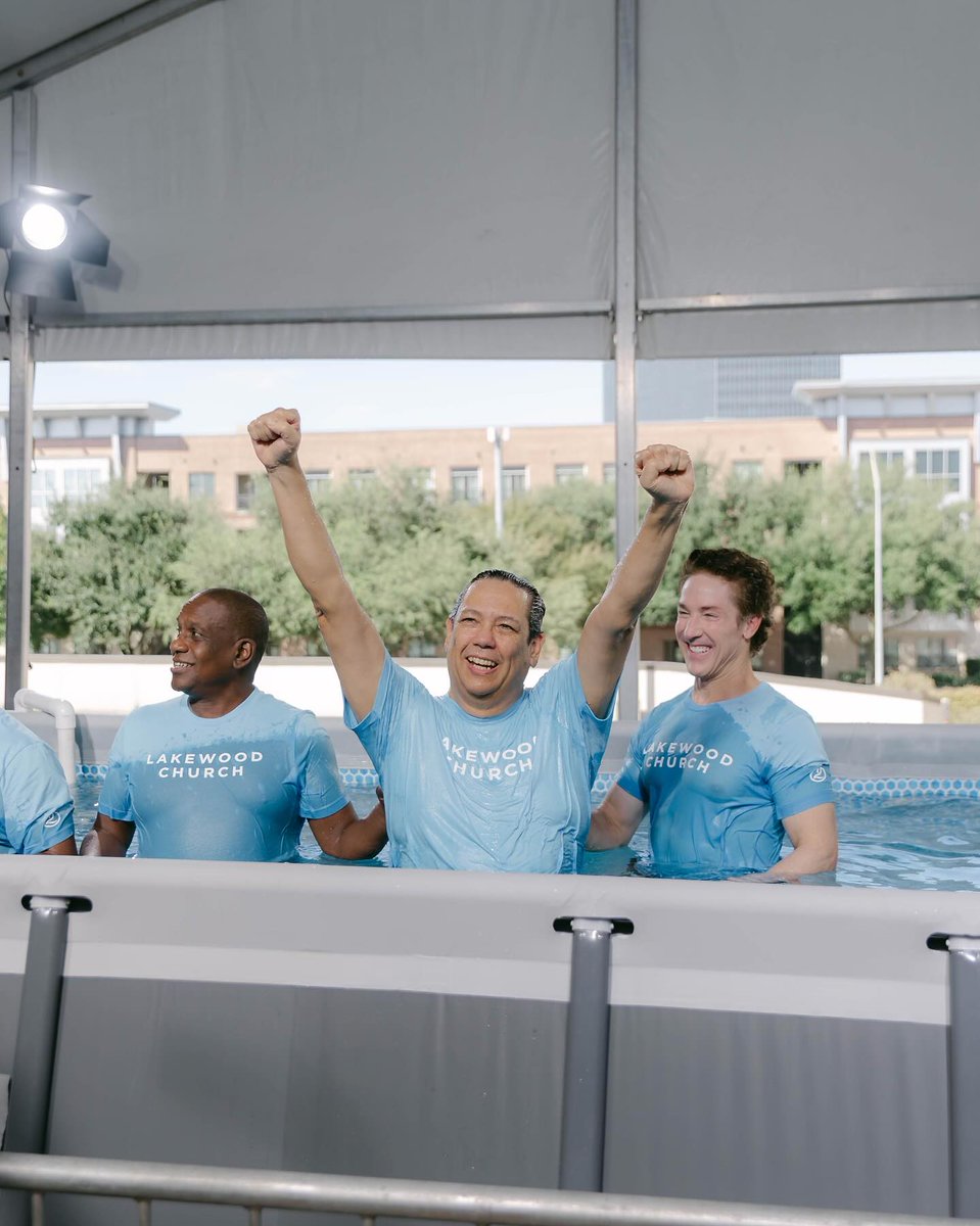 lakewoodchurch's tweet photo. Nothing but JOY as we celebrated over a thousand lives made new through baptism!
 
Their public declaration of faith is a beautiful reminder of our newfound hope in Jesus ❤️
__
 
¡Qué alegría tan grande celebrar a más de mil vidas transformadas por el bautismo!
 
Su declaración pública de fe es un hermoso recordatorio de nuestra nueva esperanza en Jesús ❤️