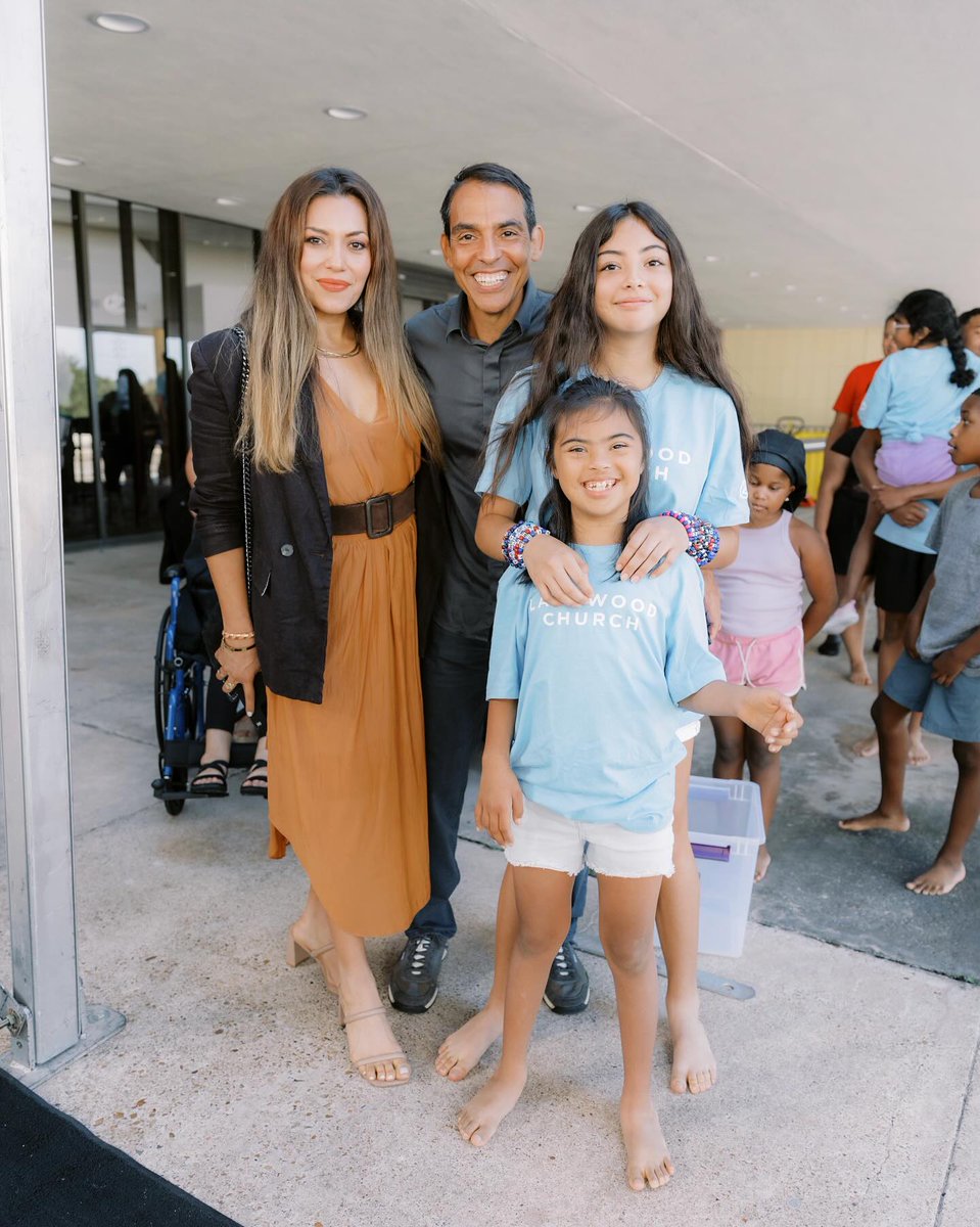 lakewoodchurch's tweet photo. Nothing but JOY as we celebrated over a thousand lives made new through baptism!
 
Their public declaration of faith is a beautiful reminder of our newfound hope in Jesus ❤️
__
 
¡Qué alegría tan grande celebrar a más de mil vidas transformadas por el bautismo!
 
Su declaración pública de fe es un hermoso recordatorio de nuestra nueva esperanza en Jesús ❤️