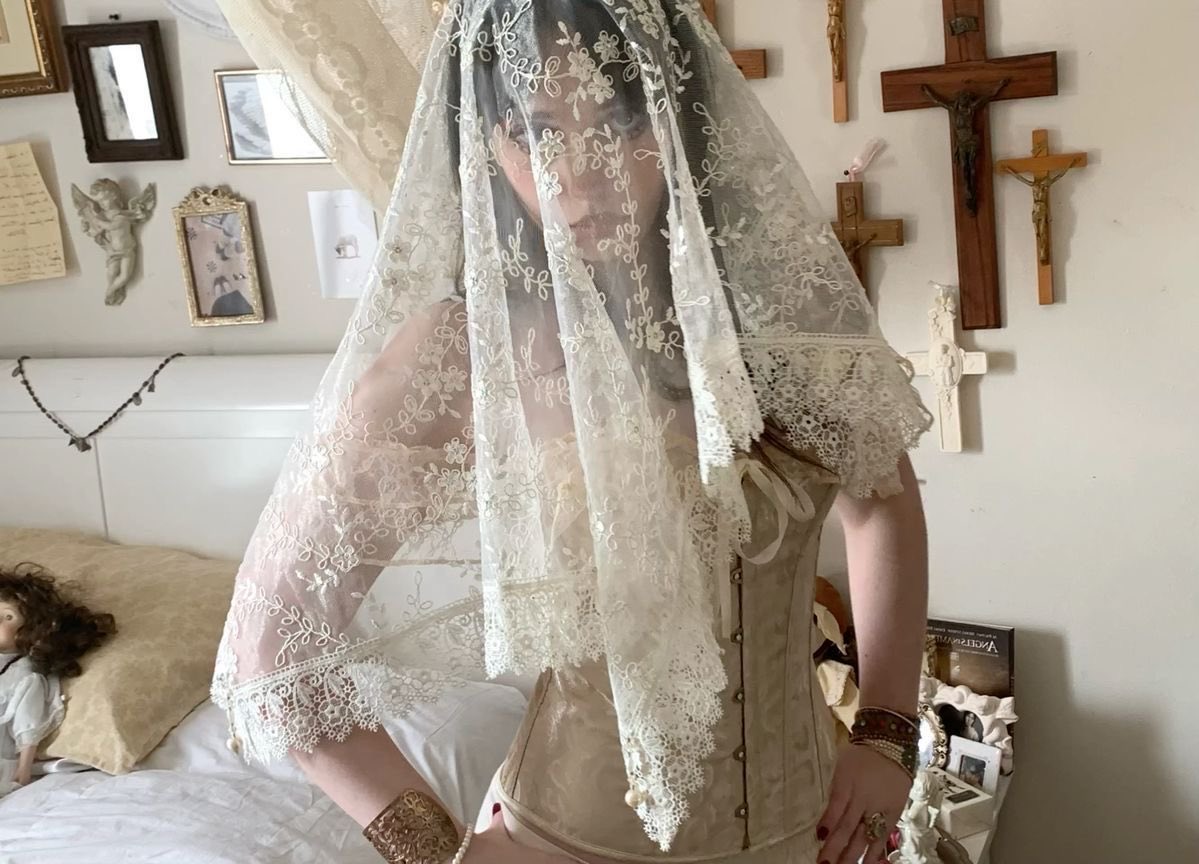 dollbodydoesoul's tweet image. an angel wrapped in white lace