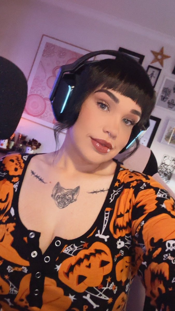 HAPPY SPOOKY SEASON 🎃 playing scary spooky games with the girlies twitch.tv/tulatula24 🖤