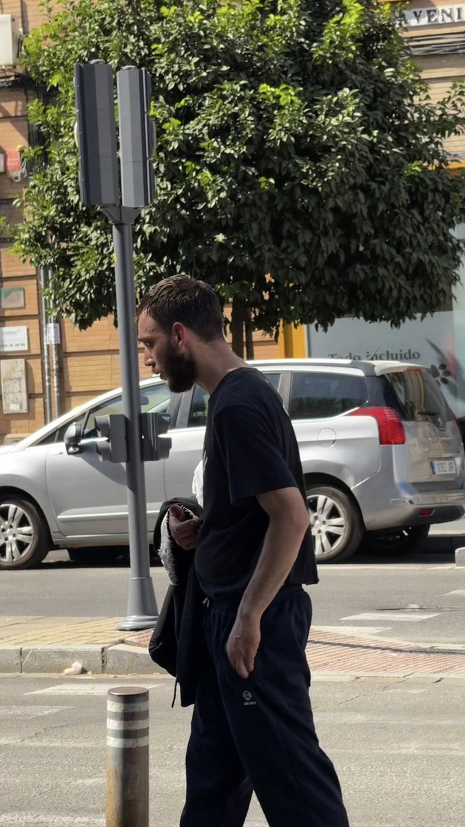 Un_Shofe's tweet photo. ATENCIÓN , POR FAVOR, ATRACADOR EN CAJERO AUTOMÁTICO.
En zona C.C. Los Arcos, Avd. Andalucía, Sevilla,  merodea este individuo atracando.
Gracias a la intervención de mi compañero Pablo y a otros dos chavales, la mujer ha podido recuperar su dinero.
Tengan mucho cuidado si van al cajero. Y no vayáis solos ni solas.