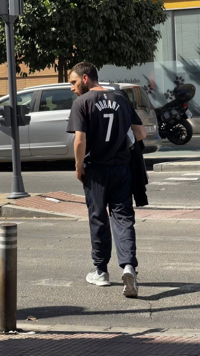 Un_Shofe's tweet photo. ATENCIÓN , POR FAVOR, ATRACADOR EN CAJERO AUTOMÁTICO.
En zona C.C. Los Arcos, Avd. Andalucía, Sevilla,  merodea este individuo atracando.
Gracias a la intervención de mi compañero Pablo y a otros dos chavales, la mujer ha podido recuperar su dinero.
Tengan mucho cuidado si van al cajero. Y no vayáis solos ni solas.