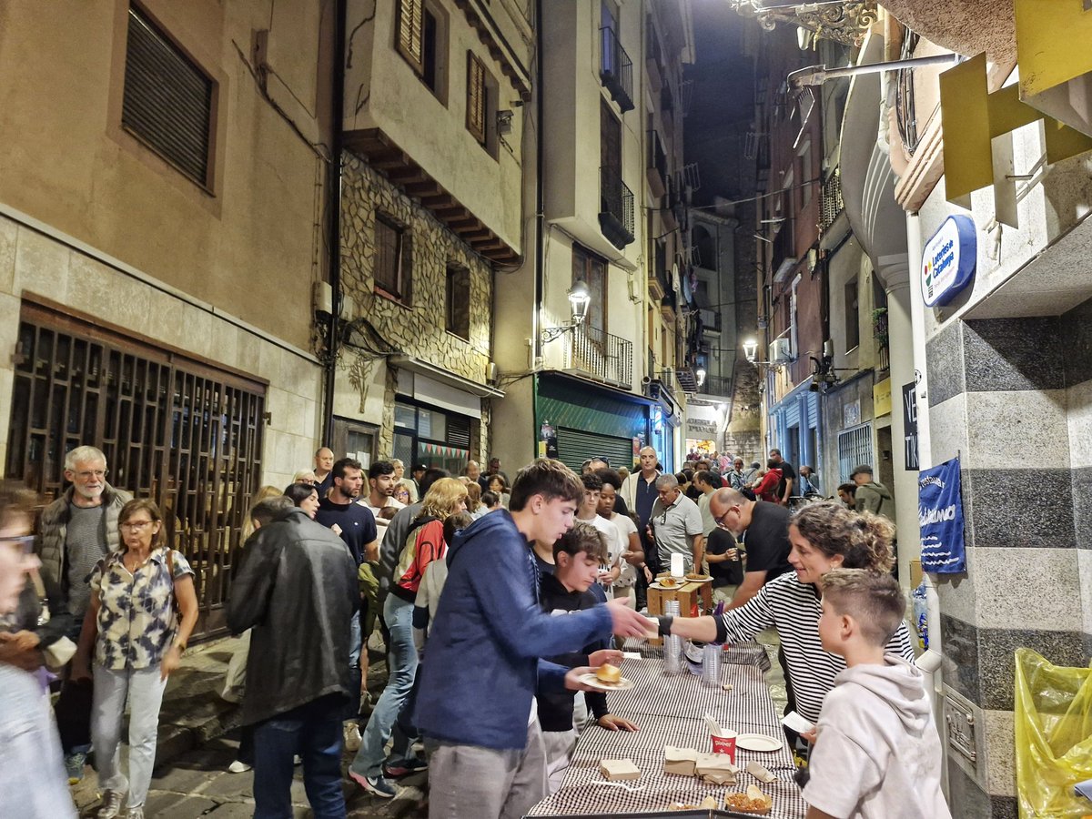 AjuntamentBerga's tweet photo. 🍴 Al vespre s’ha celebrat el 9è Concurs de Tapes del Bolet, que ha comptat amb la participació de restauradors i comerços, oferint més d’una vintena de tapes creatives, dolces i salades, amb el bolet com a gran protagonista de la vetllada culinària. https://t.co/SwucfIhBrb