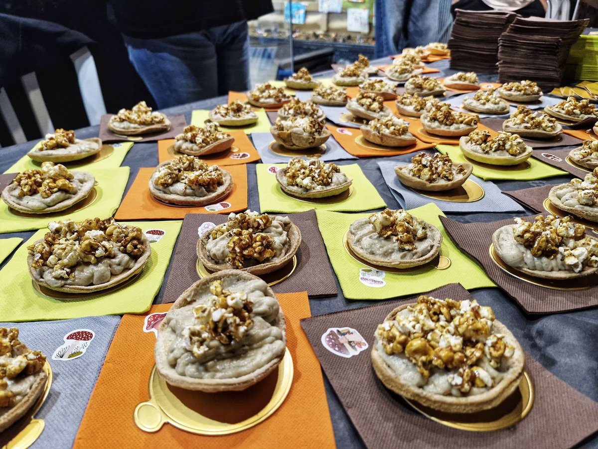 AjuntamentBerga's tweet photo. 🍴 Al vespre s’ha celebrat el 9è Concurs de Tapes del Bolet, que ha comptat amb la participació de restauradors i comerços, oferint més d’una vintena de tapes creatives, dolces i salades, amb el bolet com a gran protagonista de la vetllada culinària. https://t.co/SwucfIhBrb