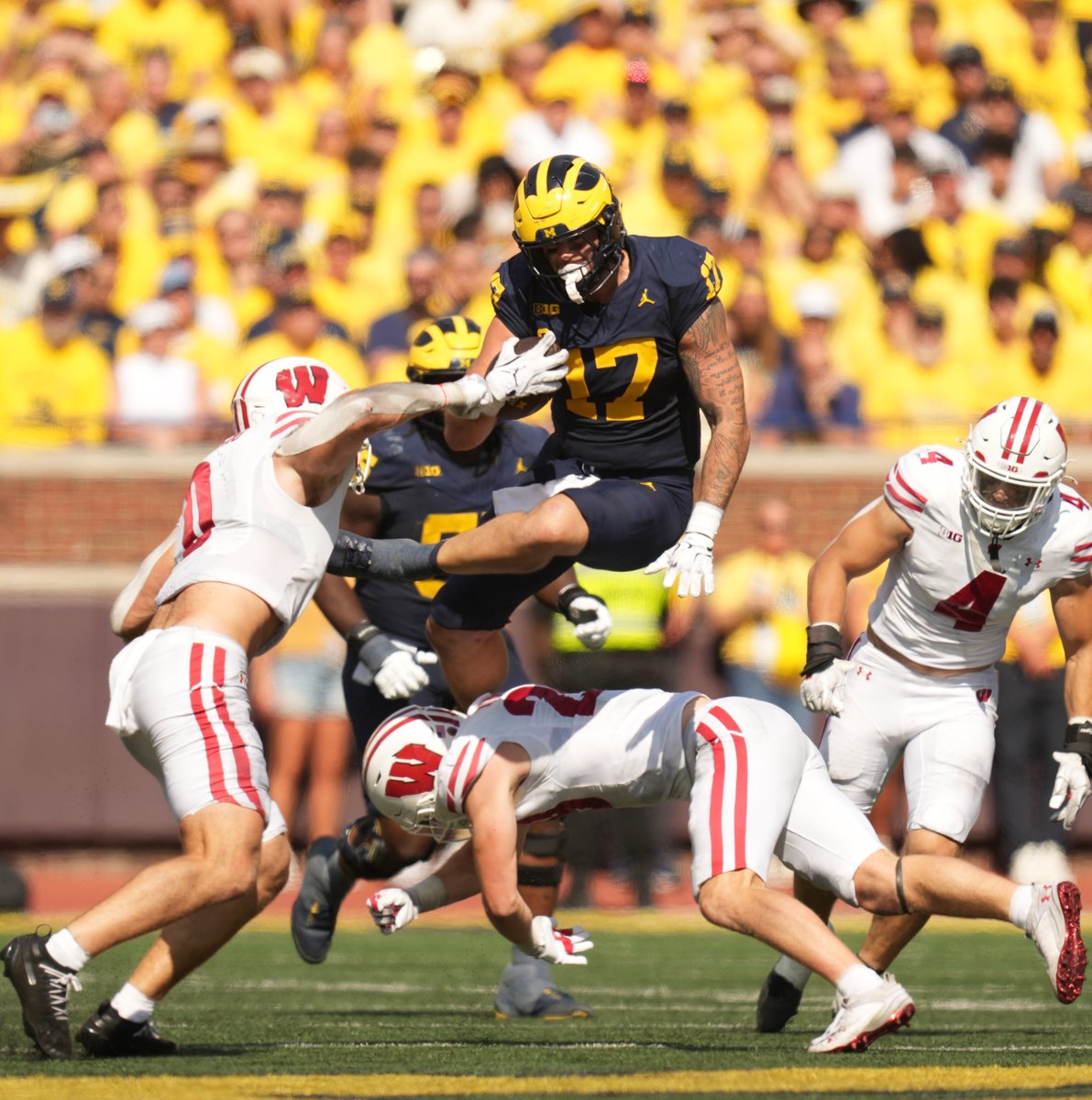 Daviddonoher's tweet photo. Photos from the @UMichFootball win over @BadgerFootball 
@UMich @FOXSports @BluePrintJay @1daviswarren2 @MaizenBrew @raseanreeves 

**
Click here for all photos>> https://t.co/H9SASdnoBC
**
@BryceUnderwoo16 #GoBlue https://t.co/PZ4Ces8S3G