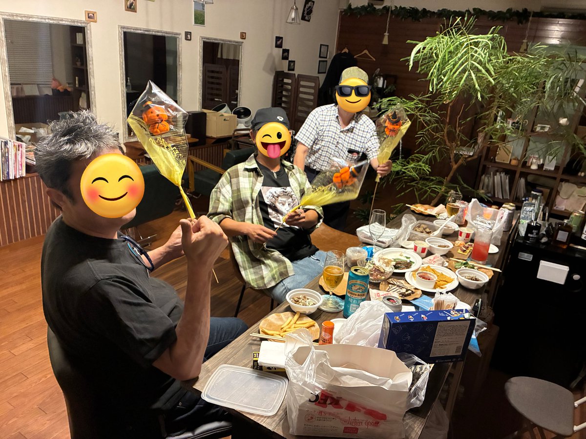 roba_yamanashi's tweet image. 昨晩は才谷さん、ブルズムさん、ブルーさんとROBARで合戦をしました🍺
最初はシンプルにおつまみ用意して飲むはずがカウンターに置けないくらい色々と食べ物が増えw
フロムザバレルをみんなで楽しみ🥃
〆の山岡家さんでKTさんにKOされましたが🍜
控えめに言って最高でした✨
やっぱ人間って面白いな🐷