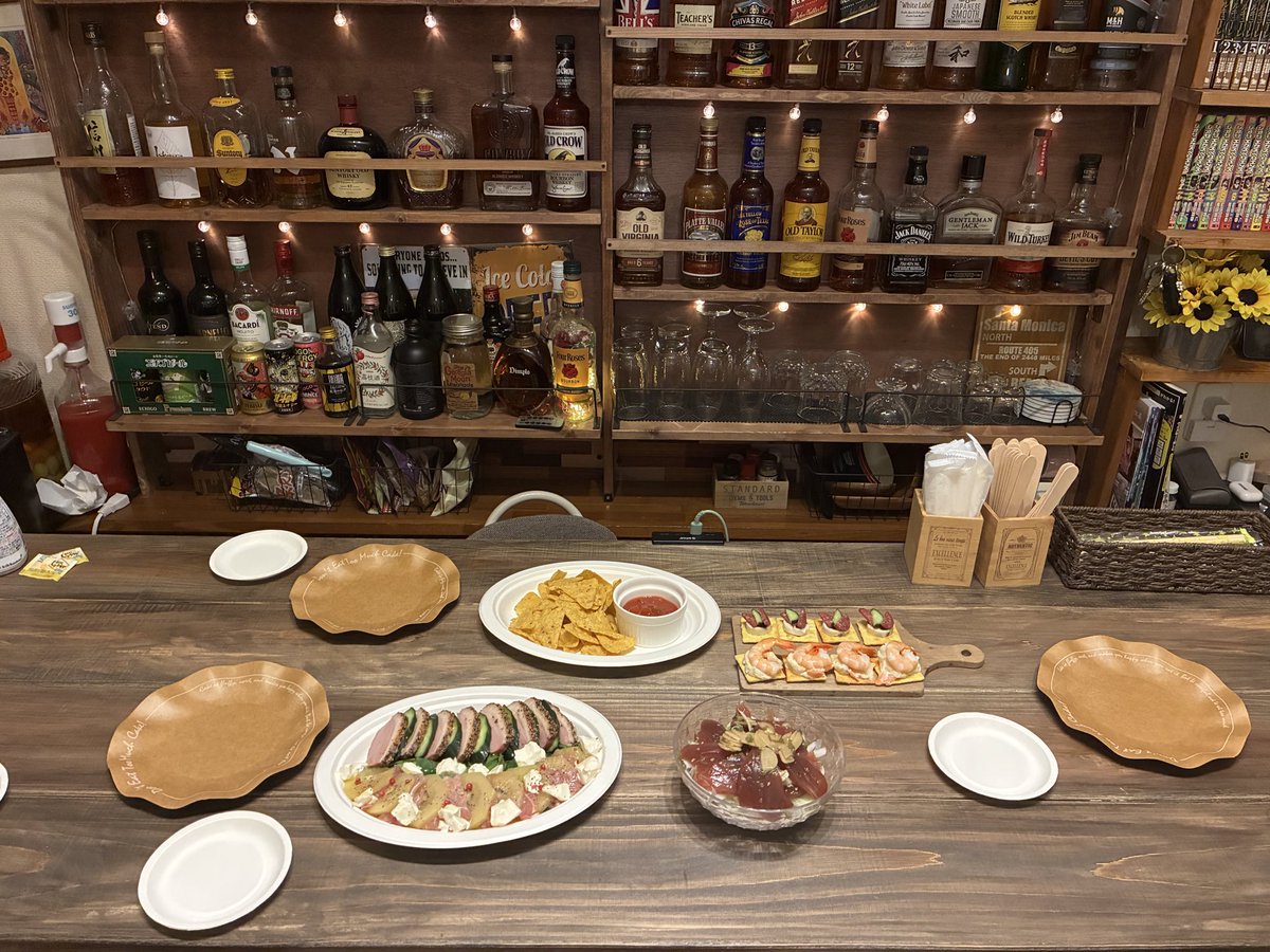 roba_yamanashi's tweet image. 昨晩は才谷さん、ブルズムさん、ブルーさんとROBARで合戦をしました🍺
最初はシンプルにおつまみ用意して飲むはずがカウンターに置けないくらい色々と食べ物が増えw
フロムザバレルをみんなで楽しみ🥃
〆の山岡家さんでKTさんにKOされましたが🍜
控えめに言って最高でした✨
やっぱ人間って面白いな🐷