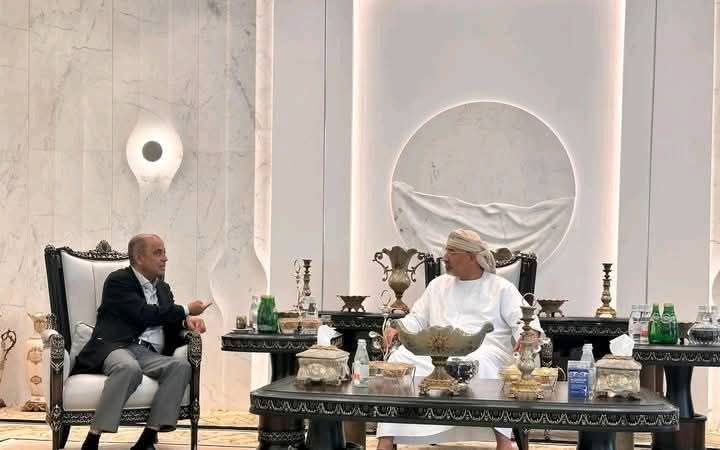 رغم أن صفته الرسمية عضوا في المجلس الرئاسي المكون من 8 أشخاص 
إلا أنه اصبح الشخص الوحيد والموثر على الساحة اليمنية عندما يظهر تحس أن في زعيم ظهر فسبحان الله الذي يعز من يشاء ويذل من يشاء.