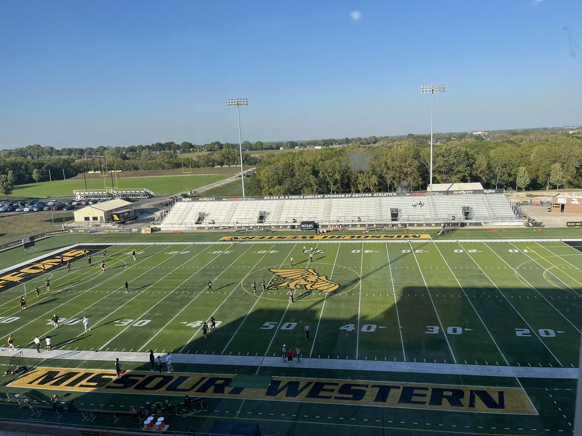 TommyMWSU's tweet photo. Beautiful day in the neighborhood 🏠 

@MWSU_Football hosting Emporia State on a homecoming Saturday.

⏰ - pregame 5:30, kick at 6
📱- Varsity Network App
💻- https://t.co/J2AOsVfSBo
📺 - @TheMIAANetwork 
🎙️- 3x all-MIAA WR Jonas Bennett here

Join us 🎙️ 🦅 🦁 https://t.co/sYYItuOHJy