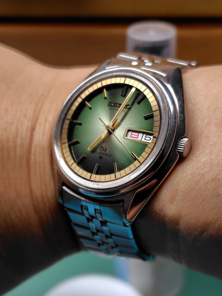 おはようございます❗️
今日は71年製のSEIKO LMです❗️
緑のサンバースト文字盤❗️
純正ベルトでめっちゃ状態良いです❗️
休日はヴィンテージを楽しみ、
平日は現行機で頑張るというライフスタイルです❗️
#腕時計