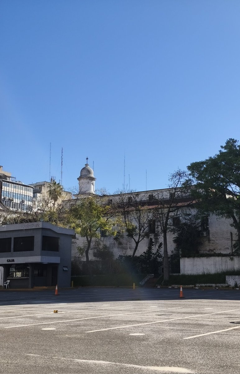 Al frente, un estacionamiento vacío que podría ser una plaza.

Al fondo, una iglesia que resistió a las invasiones inglesas.

El microcentro necesita verde para enfrentar las olas de calor. Y los argentinos necesitamos preservar nuestra historia.