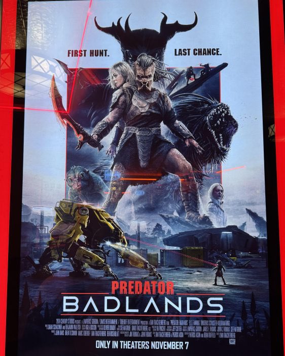 プレデター・バッドランドの屋外ポスターが遂に解禁！ バド、巨大