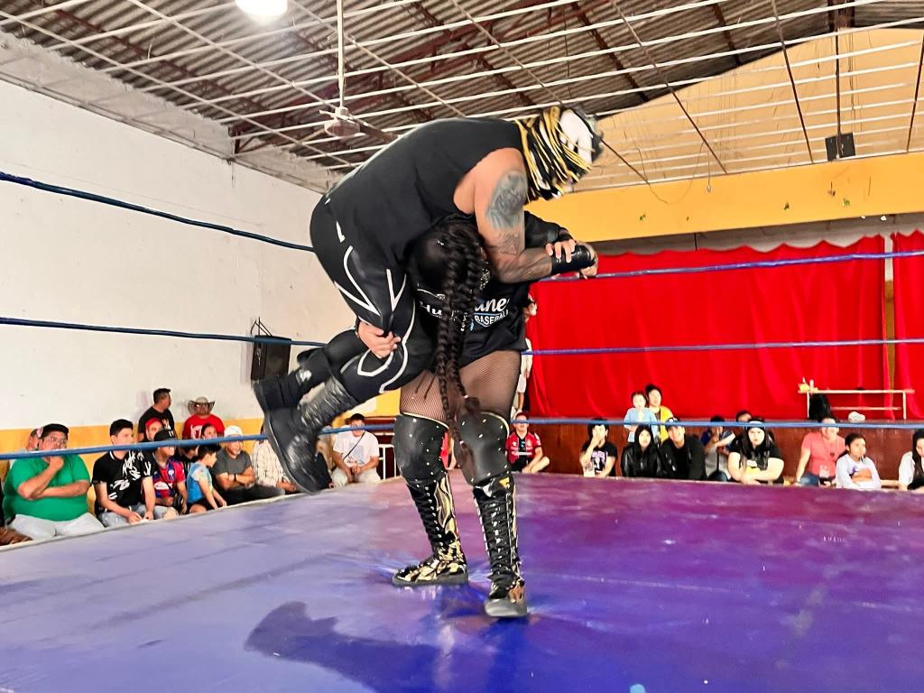 LaTijeraLucha's tweet image. En lucha de relevos mixtos la pareja ruda de #BellaEgipcia y #DeathMagic caen de forma sorpresiva ante #BalitaSioux y #KingTalaxis, en una batalla llena de emociones que la pareja técnica logra salir con la mano en alto después de un conteo express del referee #Popochas...