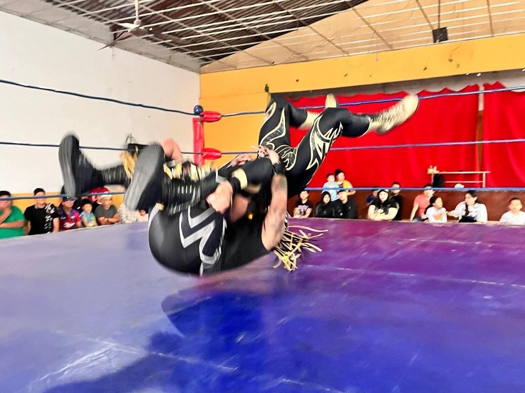 LaTijeraLucha's tweet image. En lucha de relevos mixtos la pareja ruda de #BellaEgipcia y #DeathMagic caen de forma sorpresiva ante #BalitaSioux y #KingTalaxis, en una batalla llena de emociones que la pareja técnica logra salir con la mano en alto después de un conteo express del referee #Popochas...
