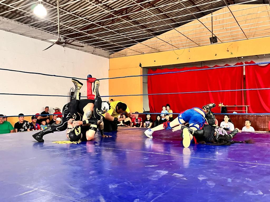 LaTijeraLucha's tweet image. En lucha de relevos mixtos la pareja ruda de #BellaEgipcia y #DeathMagic caen de forma sorpresiva ante #BalitaSioux y #KingTalaxis, en una batalla llena de emociones que la pareja técnica logra salir con la mano en alto después de un conteo express del referee #Popochas...