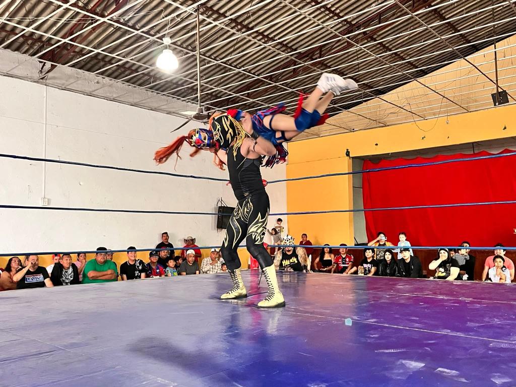 LaTijeraLucha's tweet image. En lucha de relevos mixtos la pareja ruda de #BellaEgipcia y #DeathMagic caen de forma sorpresiva ante #BalitaSioux y #KingTalaxis, en una batalla llena de emociones que la pareja técnica logra salir con la mano en alto después de un conteo express del referee #Popochas...
