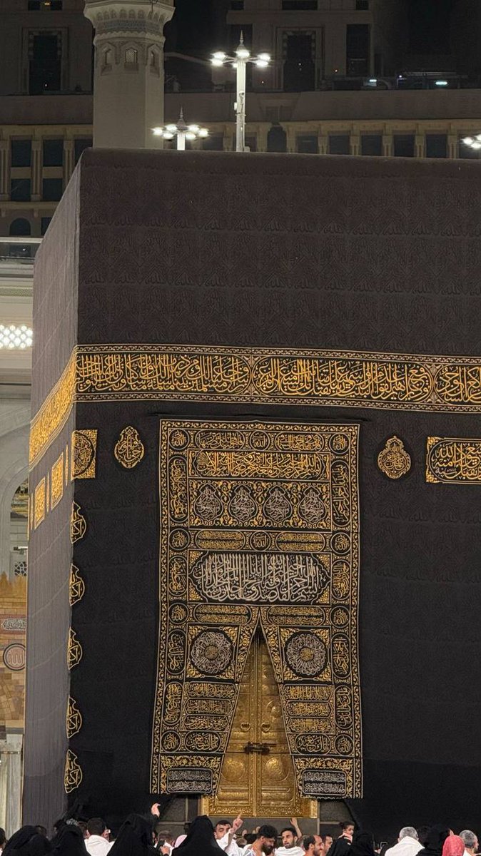 عندما يأمرنا الله بأمر ويبدأ بنفسه فأعلم أنه آمر عظيم 

 ﷽ إِنَّ اللَّهَ وَ مَلائِكَتَهُ يُصَلُونَ عَلَى النَّبيِّ يَا أَيُّها الَّذِينَ آمَنُوا صَلُّوا عَلَيْهِ وَسلِّمُوا تَسْلِيما