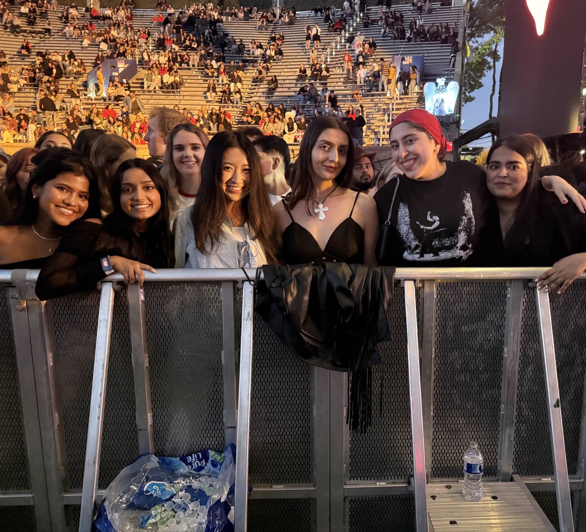 sofiiaa_habiib's tweet image. my body is in shambles today but that show last night was INSANE!!!!! love my hometown, love my friends and love @ShawnMendes foreverrr😭🤍🤍 #OnTheRoadAgainNewYork