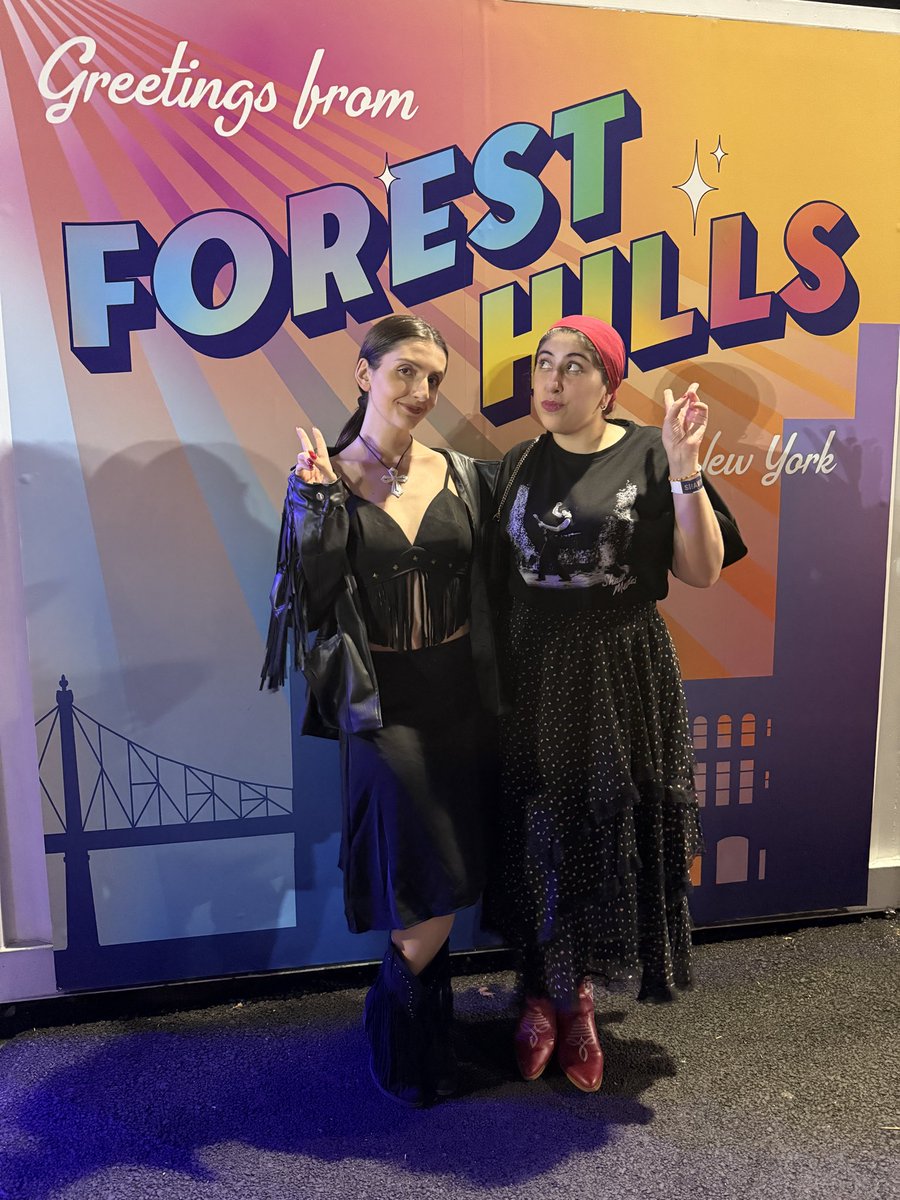 sofiiaa_habiib's tweet image. my body is in shambles today but that show last night was INSANE!!!!! love my hometown, love my friends and love @ShawnMendes foreverrr😭🤍🤍 #OnTheRoadAgainNewYork