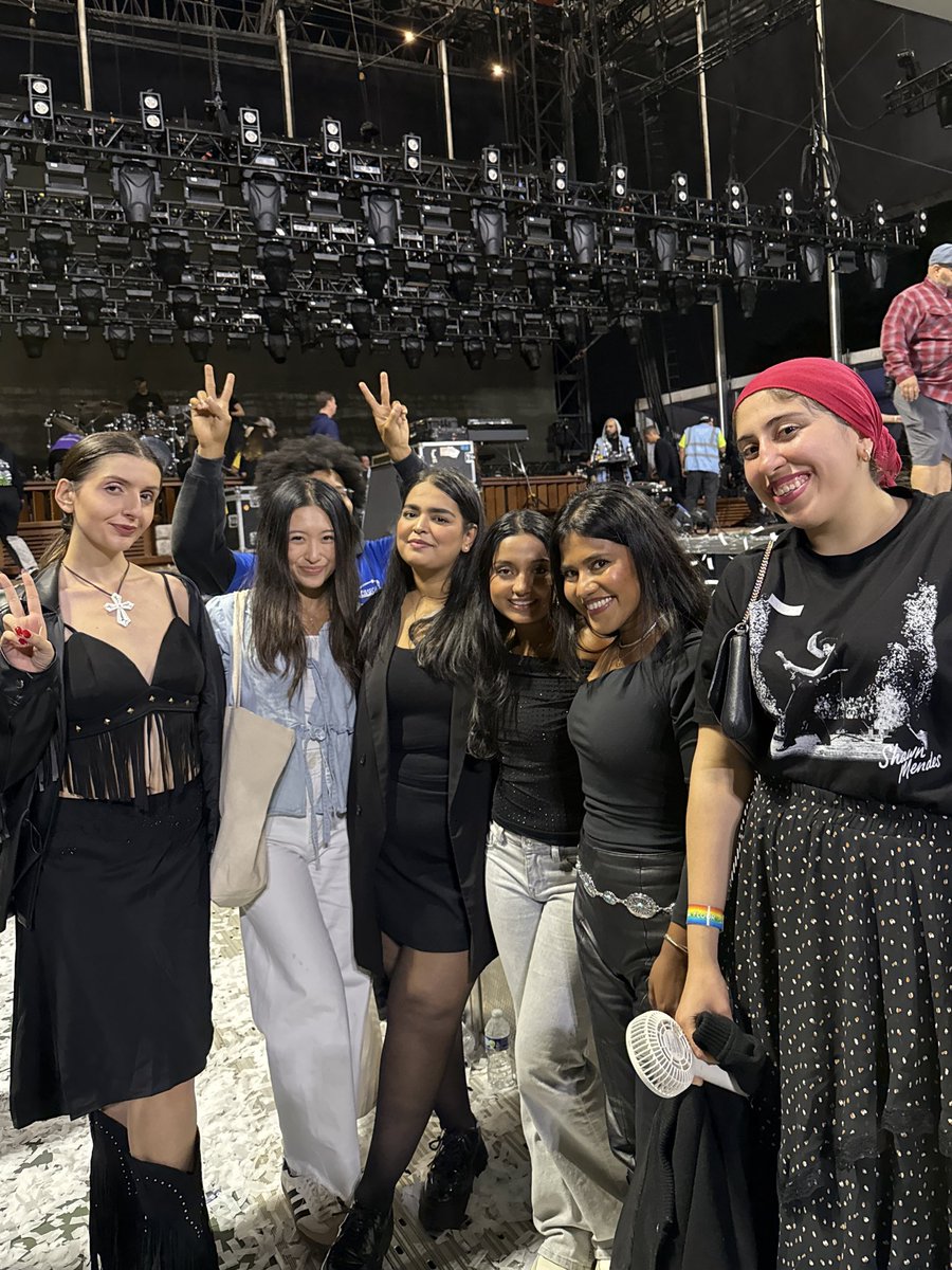 sofiiaa_habiib's tweet image. my body is in shambles today but that show last night was INSANE!!!!! love my hometown, love my friends and love @ShawnMendes foreverrr😭🤍🤍 #OnTheRoadAgainNewYork