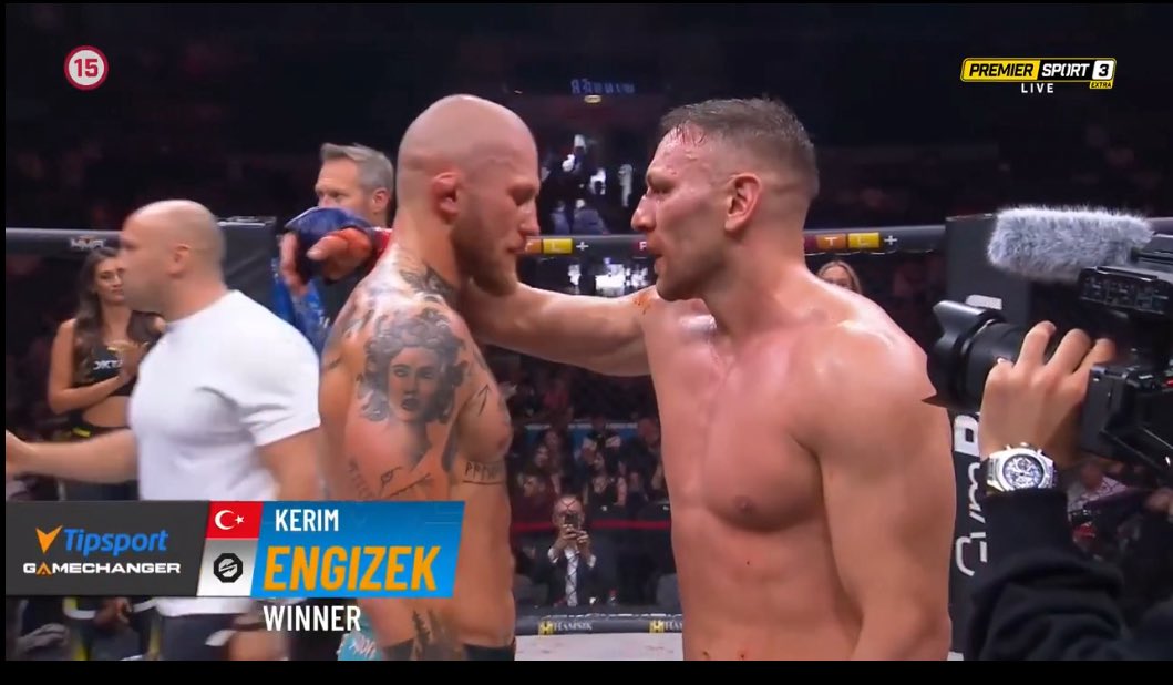 Kerim Engizek pokonuje w półfinale turnieju, a zarazem Main Evencie gali #OKTAGON77 Dominika Humburgera poprzez jednogłośną decyzję sędziów❗️🚨

Panowie zostawili Kawał serca i charakteru w klatce i świetnie podsumowali zakończone wydarzenie. 🔥

28 grudnia w Pradze zobaczymy