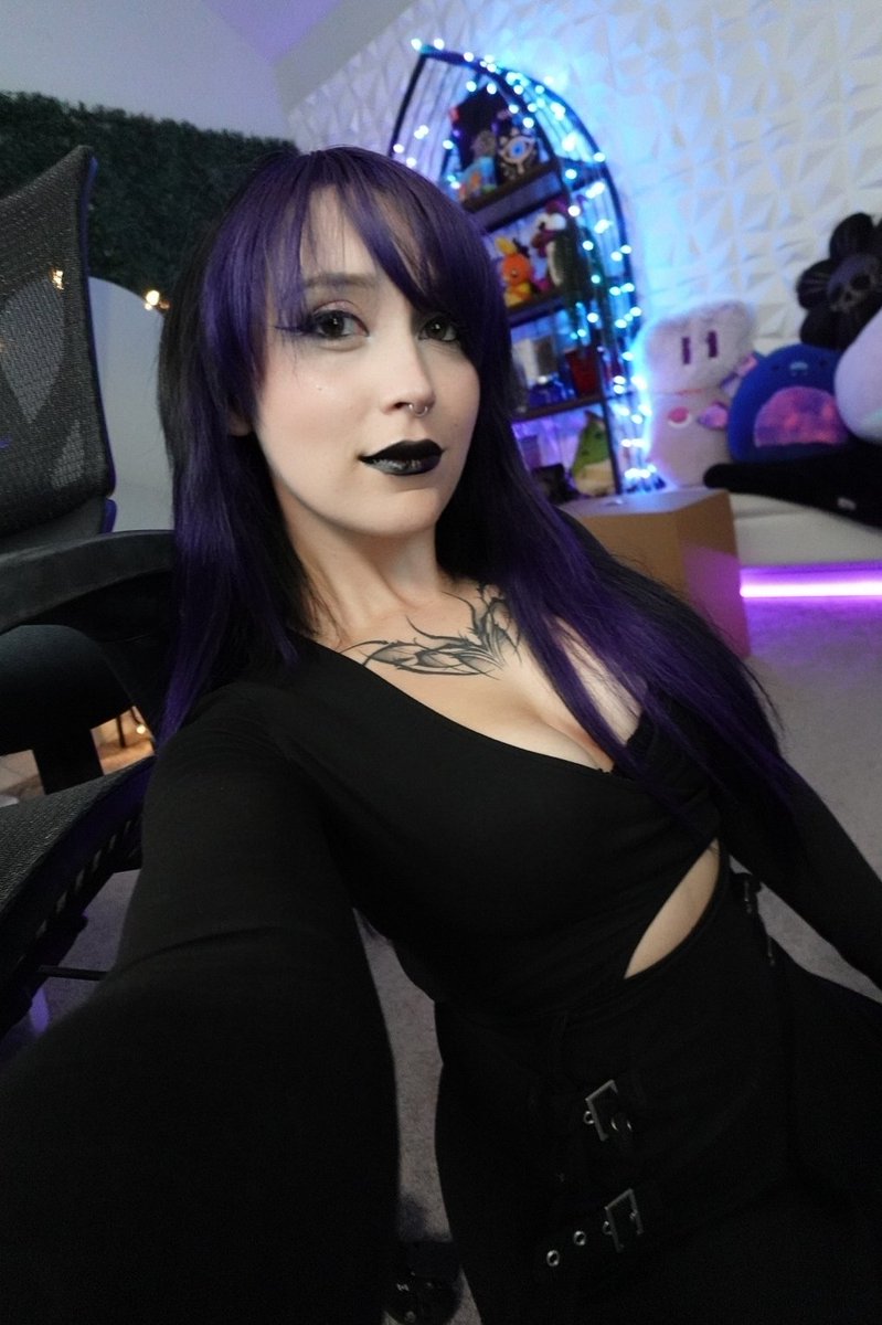 Im celebrating my @twitch Partner Anniversary all this week!

Today I'm in my goth era and we will be going back in time each year I was streaming! 💜

Twitch.tv/queenmanda