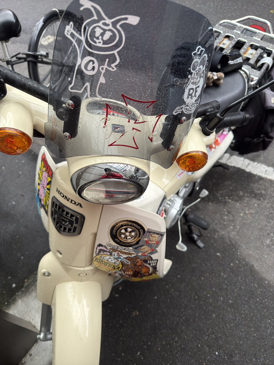 おはようございます🌧️

無事職場に到着〜
雨に何つぶかあたった（´-`）.｡oO
