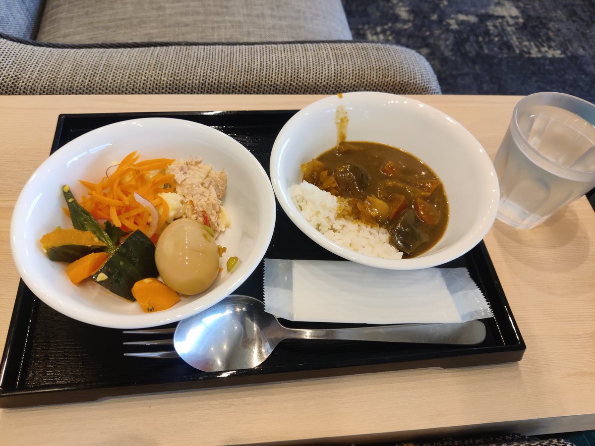 I thought I only got lounge access in Hanoi so the check-in lady handing me a lounge voucher was the best surprise. Yay free(ish) breakfast!