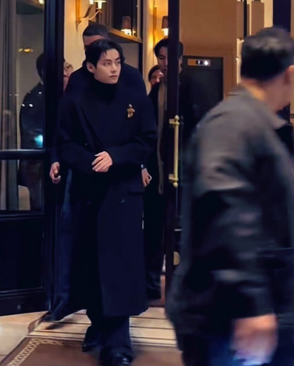 naver_taehyung's tweet photo. Mission: 100 Retweets 

Please click on the hashtag and retweet every post you see under #VxCELINEPFW https://t.co/GMoxMjR9HW