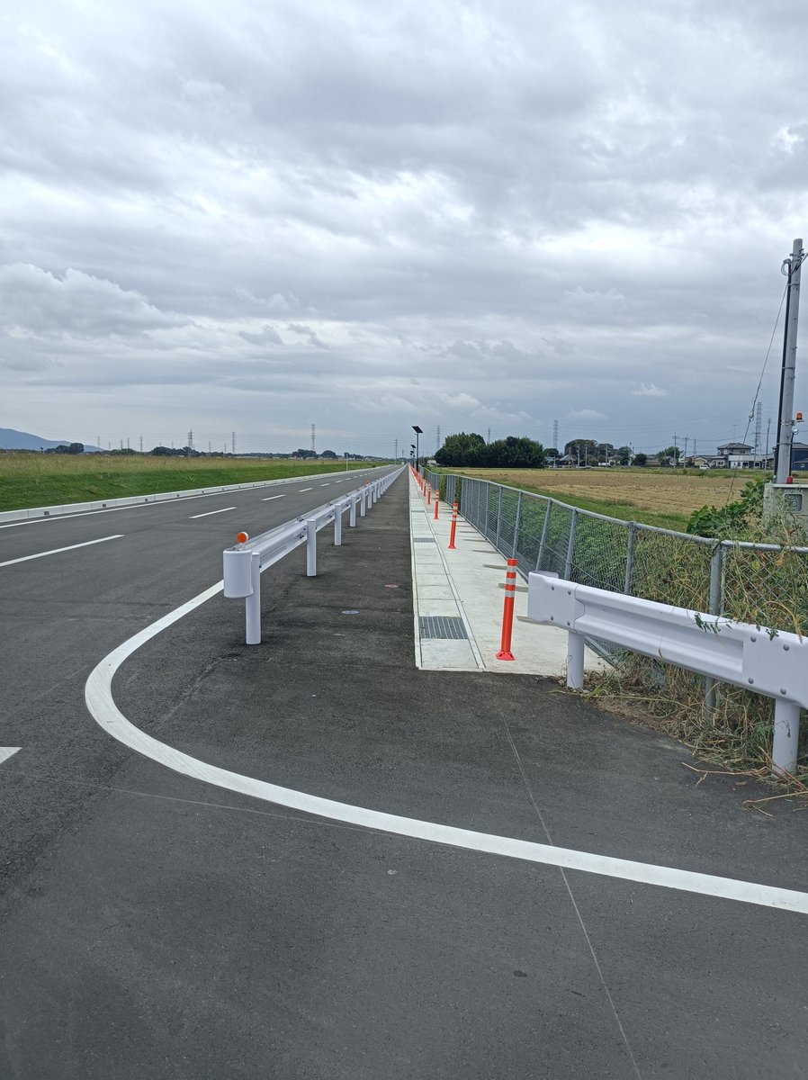 kimura11100's tweet photo. 下妻中央工業団地の造成が完了、今月から一部道路の供用開始。
歩道もきちんと整備されております。
この場所は学生時代、私も通学路として通っており風景が一変し、感動と同時に期待感でいっぱい。カルビー、プレジール、エバラ食品といった大手企業の進出も控えており、今後が本当に楽しみです！ https://t.co/OPsDkHFwep