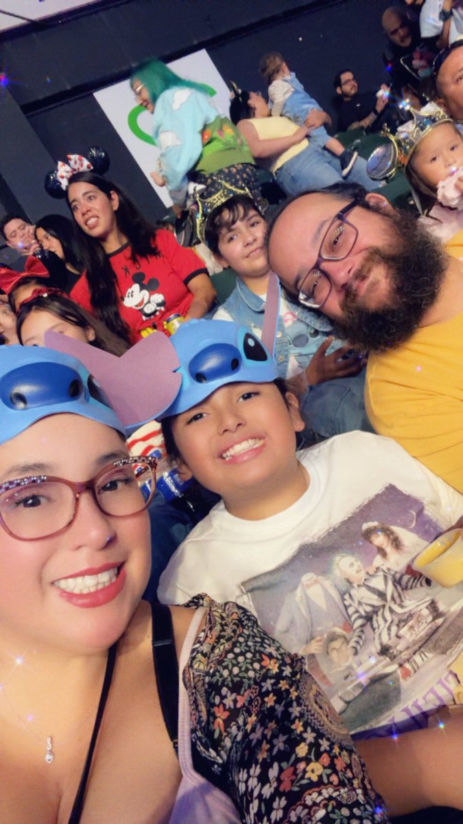 Christi163775's tweet image. Having a blast! Let’s Dance! @DisneyOnIce  #DisneyOnIce #mikeymouse