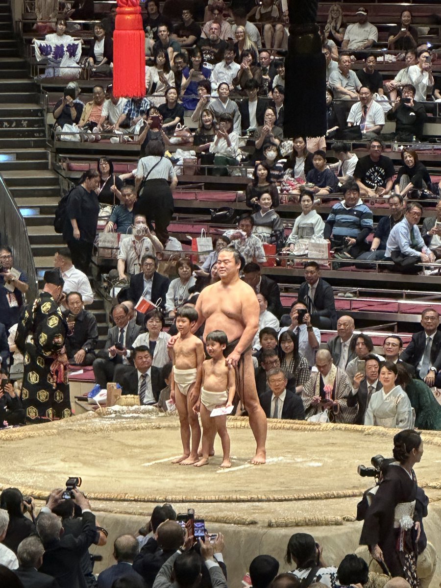 妙義龍関の断髪式に来ています🖐️
お子様との最後の相撲…感動🥺