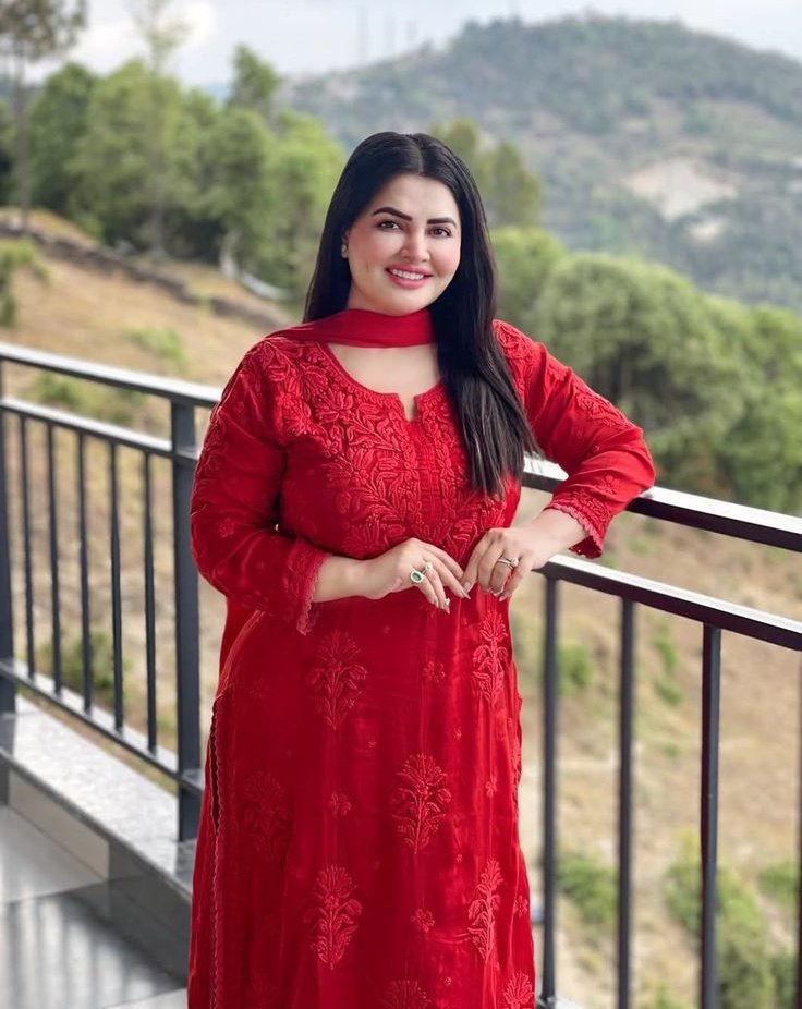 amayra_0067's tweet image. Good morning friends 🥰😍😘 
पंछी कभी अपने बच्चों के भविष्य के लिए
घोंसले बनाकर नहीं देते, वे तो बस उन्हें उड़ने की कला सिखाते हैं..🌹💫💯