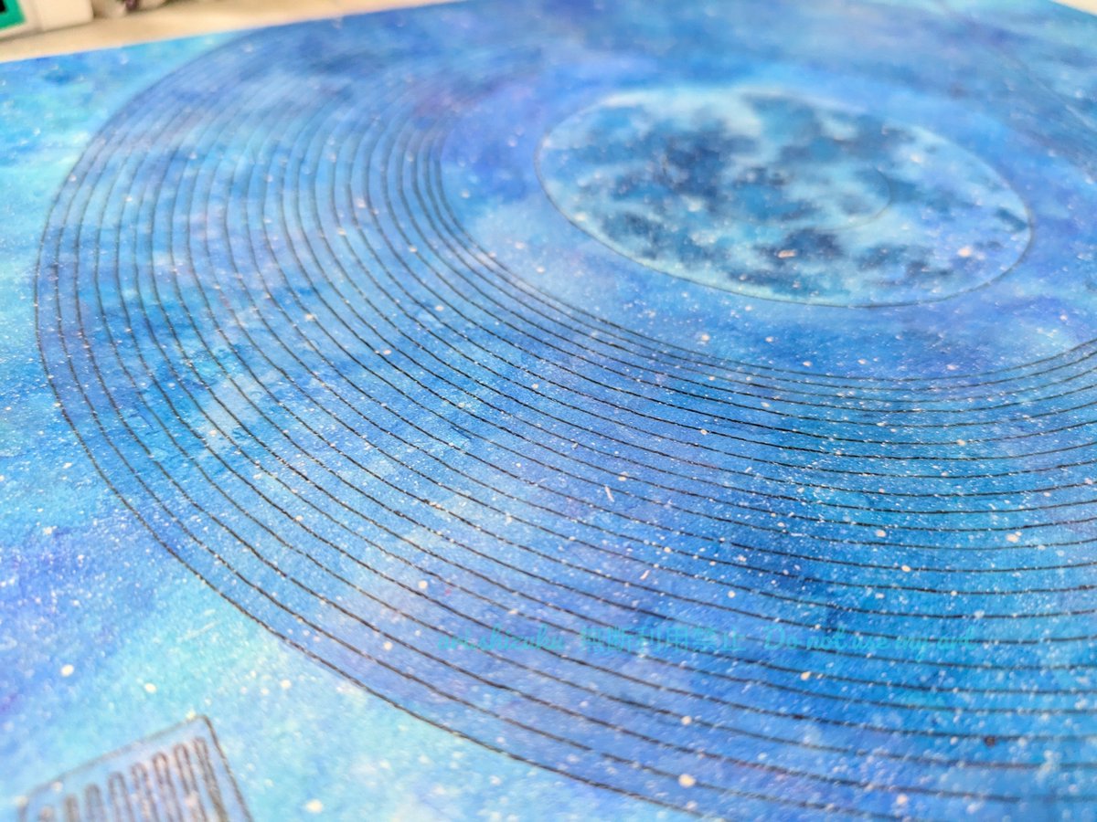 arimorishizuku's tweet image. おはようございます😊

#つくしのブックカバー展制作中 の画像⬇️
お手製コンパスでぐるぐる🌀描いてからのフリーハンドでペン入れという作業工程の後で塗りに入ってます。