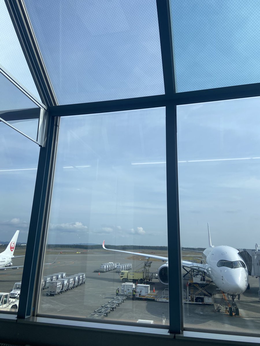 昨日は宇都宮隆さんの「Takashi Utsunomiya Tour 2025 U Mix」北海道公演でした！
NAOTOさんの代わりに演奏させていただくという事で、僕に務まるの？
と最初は本当に不安でした。
どうしたら宇都宮さんが気持ちよく歌っていただけるのか、
nishi-kenさんが楽しく演奏ができ、スタッフさんが安心でき、